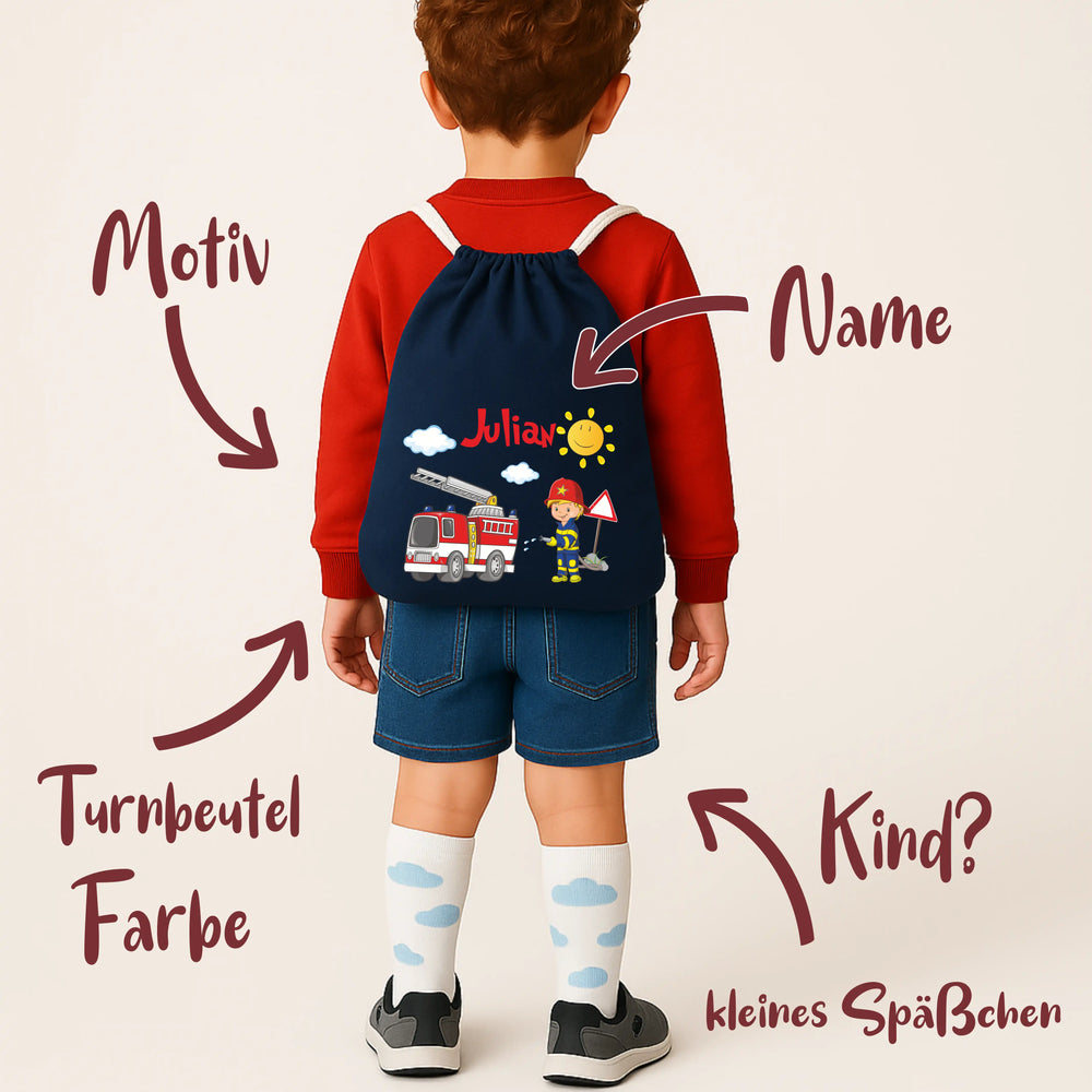 Kind mit personalisiertem Turnbeutel mit Namen und Feuerwehr-Motiv in Blau