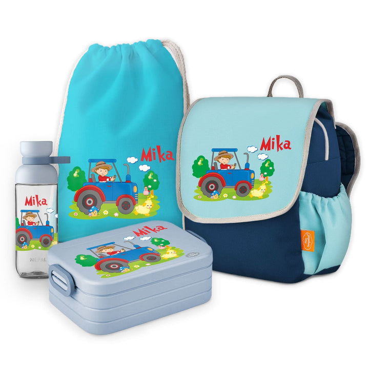 Personalisierbares Kindergartenrucksack-Set mit Namen und Traktor-Bauernhof-Motiv, inklusive Rucksack, Brotdose, Trinkflasche und Turnbeutel.