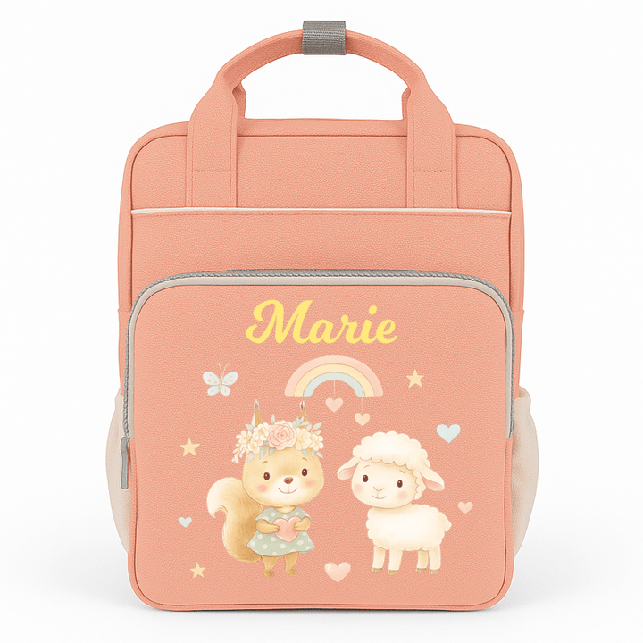 Kindergartenrucksack mit Namen personalisiert in Lachsfarbe mit süßem Einhorn- und Schaf-Motiv, leicht und kindgerecht.