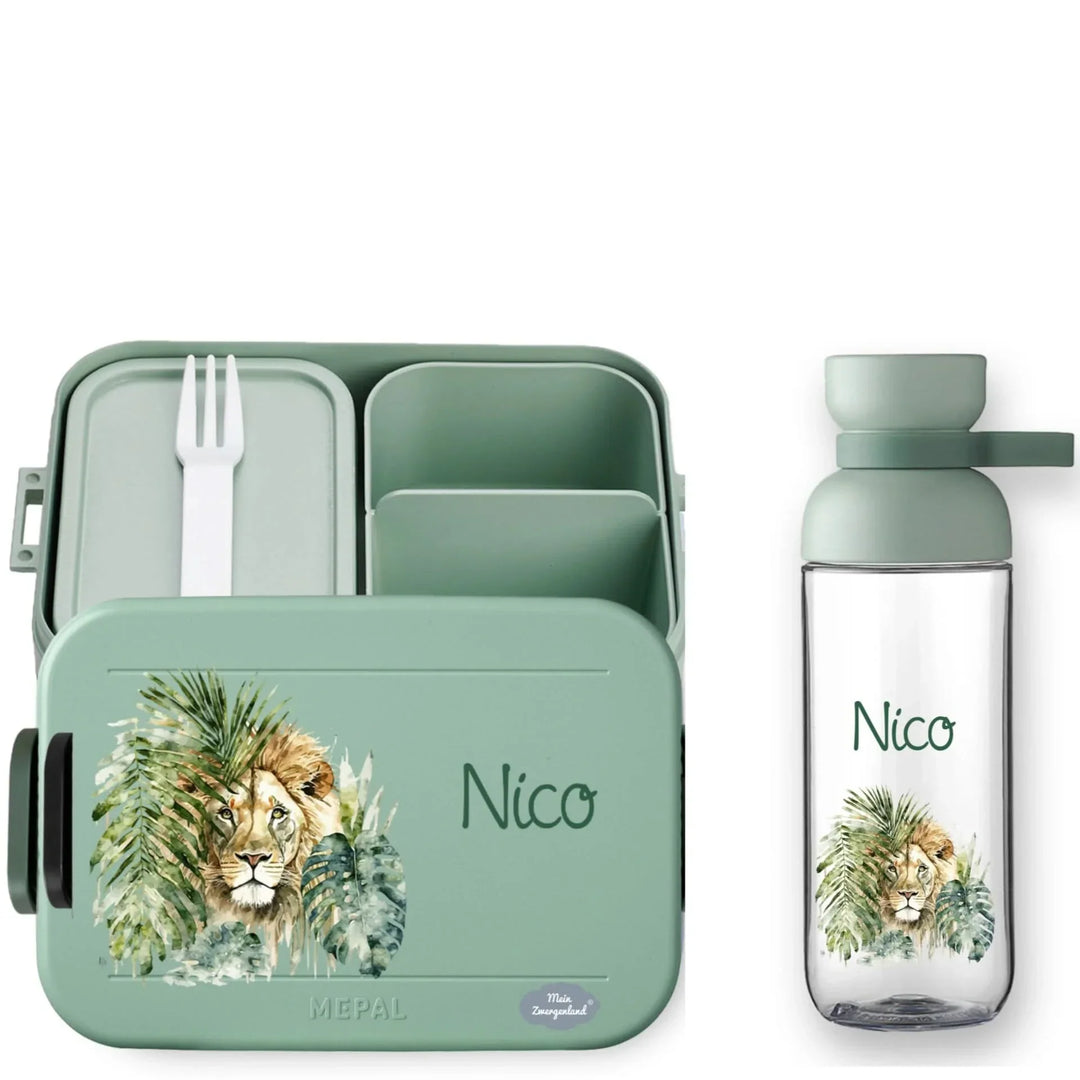 Brotdose mit Namen personalisiert in Sage Grün mit Löwe Dschungel Design, inklusive passender Trinkflasche, BPA-frei und auslaufsicher.