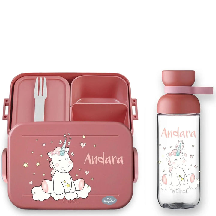 Personalisierte Mauve Brotdose mit Namen "Andara" und Einhorn-Motiv neben passender Trinkflasche mit Einhorn-Design