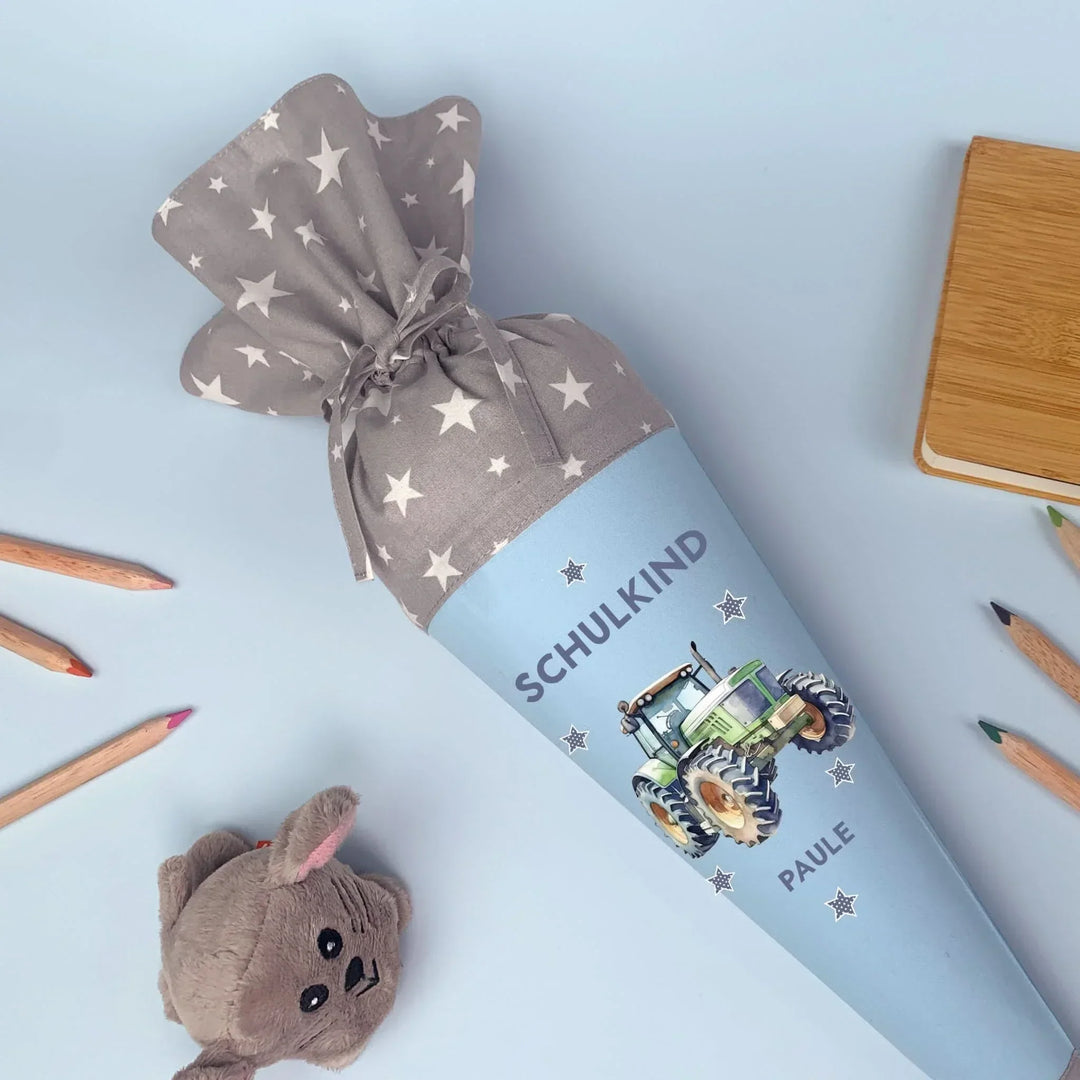 Personalisierte Schultüte aus Stoff mit Sternenmuster und Traktor-Motiv mit Namen Paule, inklusive Kuschelkissen, für den Schulanfang