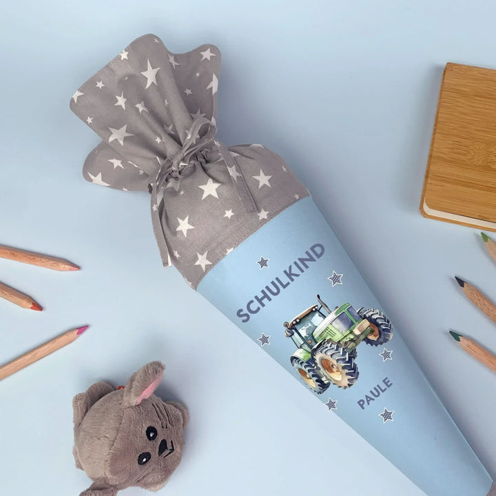 Personalisierte Schultüte aus Stoff mit Sternenmuster und Traktor-Motiv mit Namen Paule, inklusive Kuschelkissen, für den Schulanfang