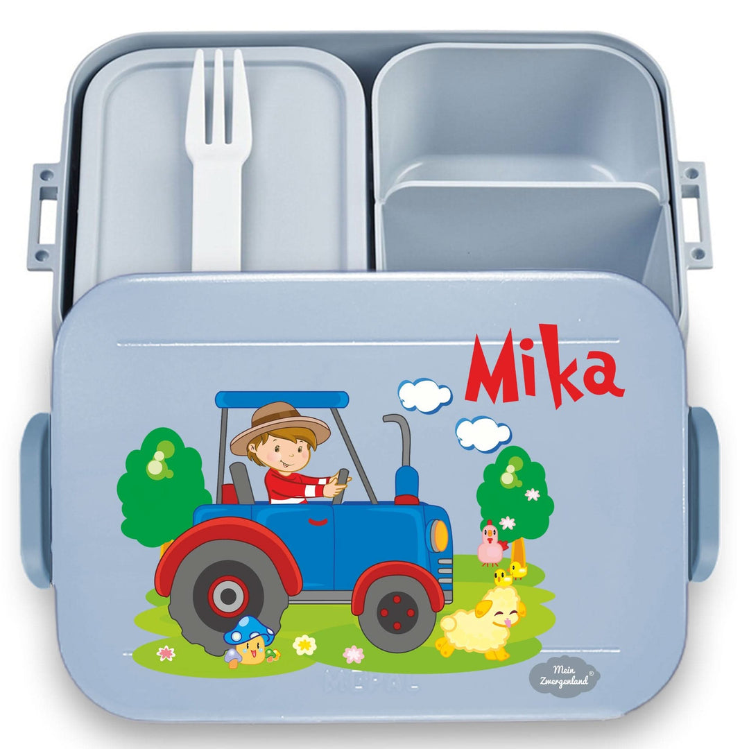 „Personalisierte Mepal Brotdose in Hellblau mit Traktor- und Bauernhofmotiv sowie Name ‚Mika‘ – mit Gabel und Bento-Einsatz“