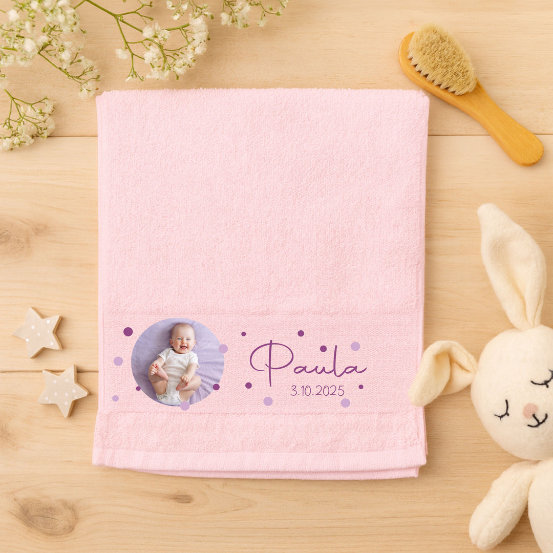 Personalisierbares rosa Kinderhandtuch mit Namen und Foto, kuschelweich, 70x140 cm, 100% Baumwolle, saugfähig und schadstoffgeprüft, ideal als Geschenk.