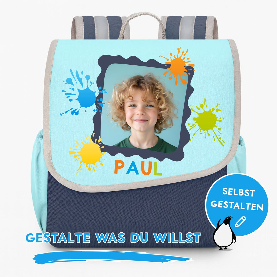 Personalized Kindergartenrucksack mit Namen, blue and light blue design with custom photo and colorful paint splashes, ergonomic straps, reflective details, durable material.