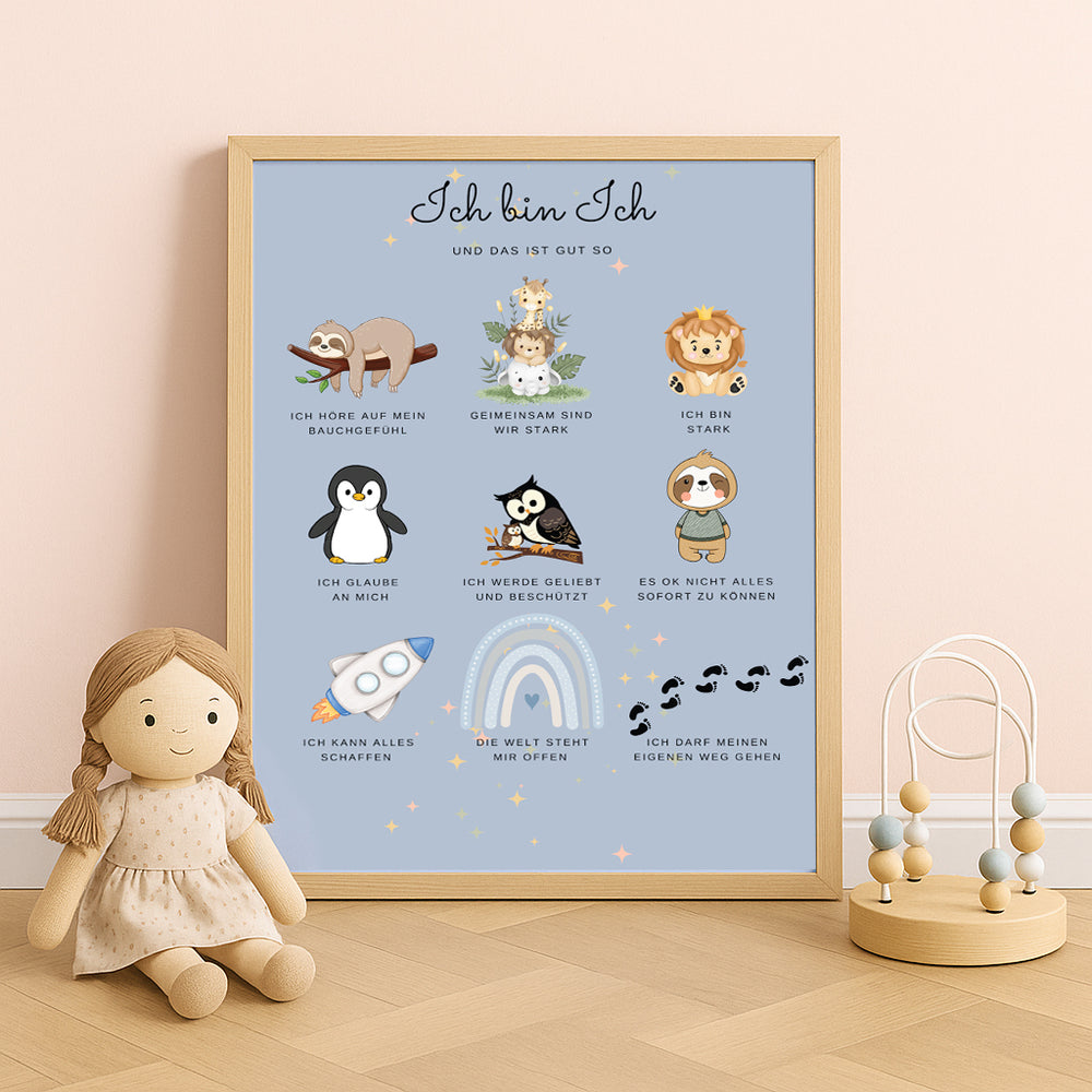Affirmationsposter für Kinder im hellen Holzrahmen, Kinderzimmer-Deko mit Teddy und Spielzeug, liebevolles Mutmach-Poster.