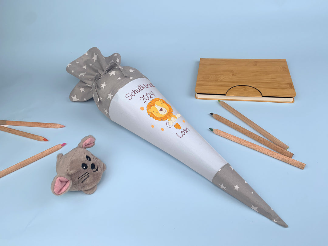 Schultüte aus Stoff mit Kissen und Namen personalisiert in blau- Motiv Loewe mit Punkten