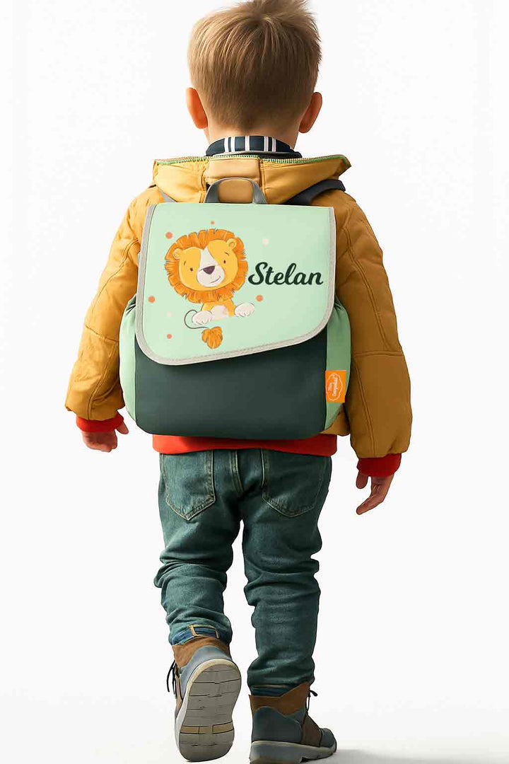 Happy-Knirps-Loewe_Kindergartenrucksack mit Namen in nordic grün