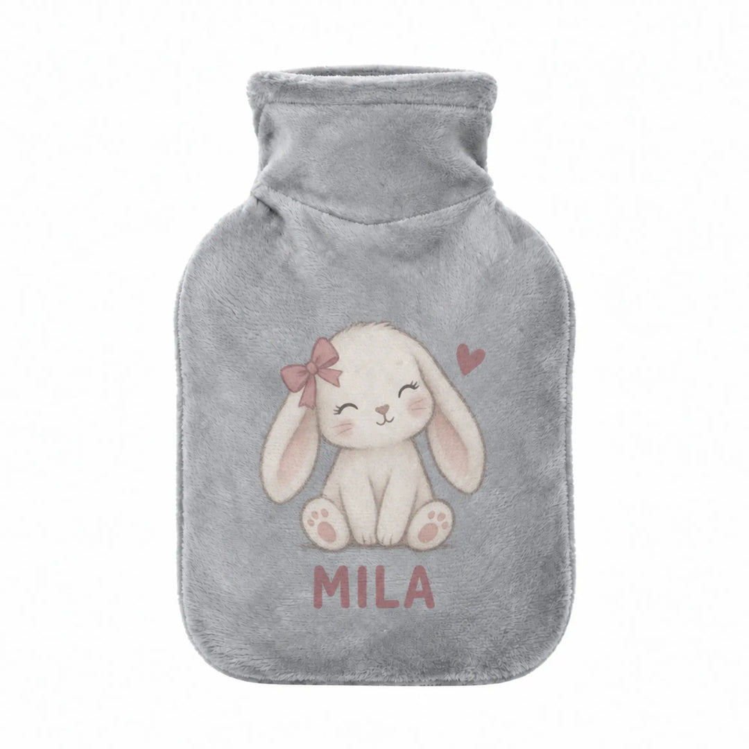 Personalisierte Kinderwärmflasche in Hellgrau mit Hasen-Motiv, altrosa Schleife und Name Mila