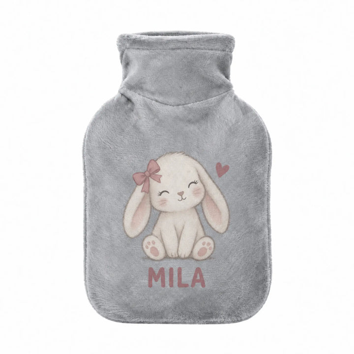 Personalisierte Kinderwärmflasche in Hellgrau mit Hasen-Motiv, altrosa Schleife und Name Mila