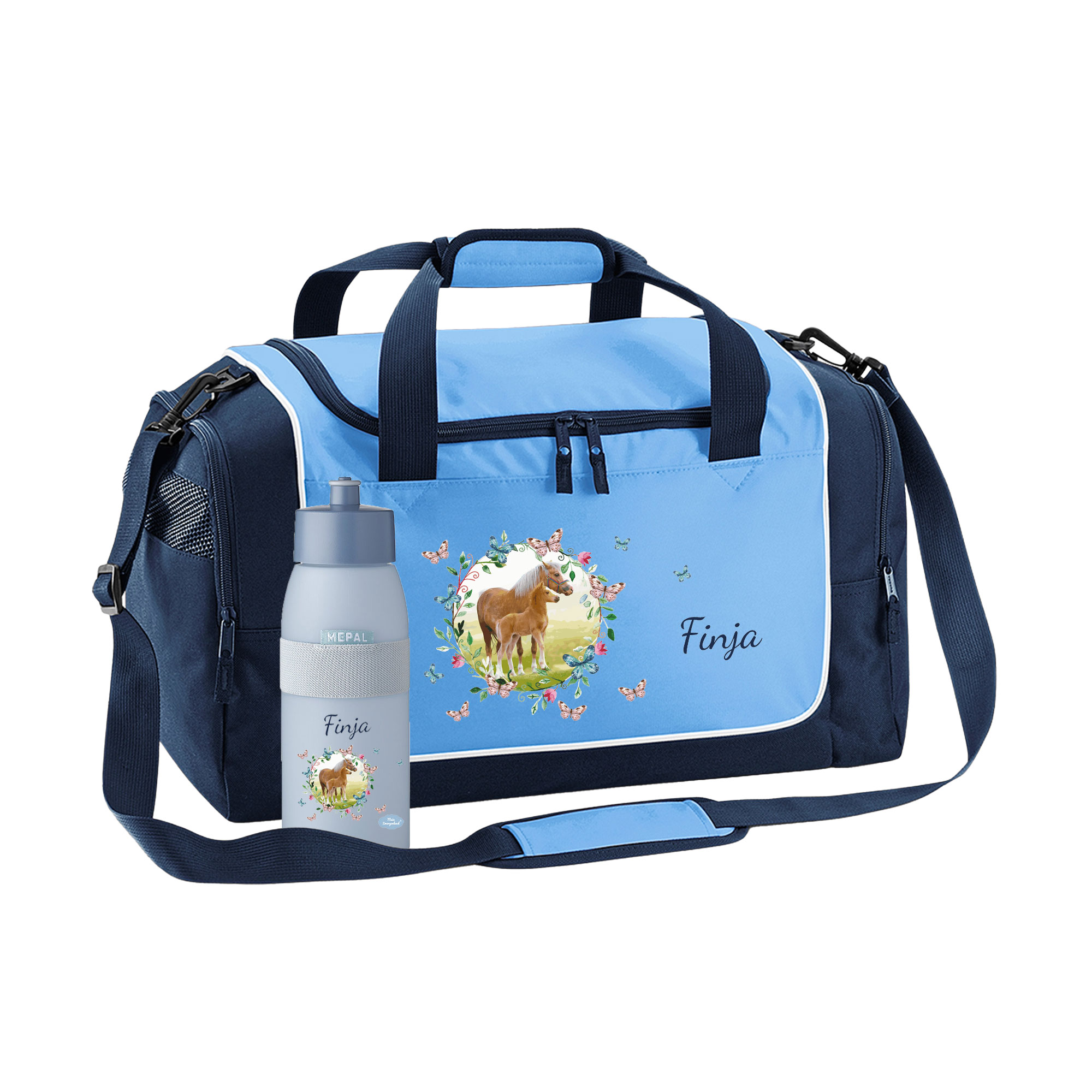 Sporttasche mit Trinkflasche 38L in Sky Blue mit Name und Motiv Pferdewiese mit Schmetterling