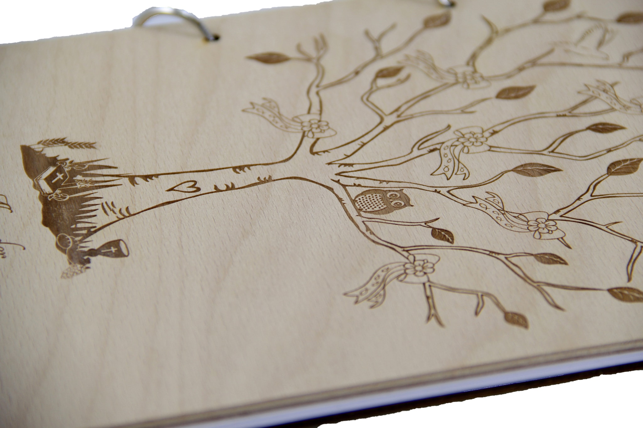 Rustikales Gästebuch aus Holz zur Taufe Motiv Baum Junge